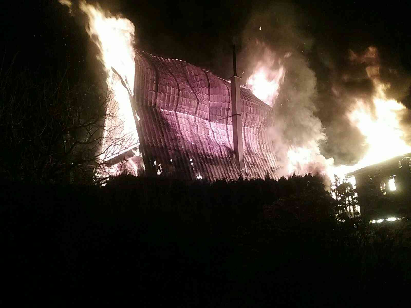01 - Požiar chaty s následným požiarom vedľa stojacej menšej chatky